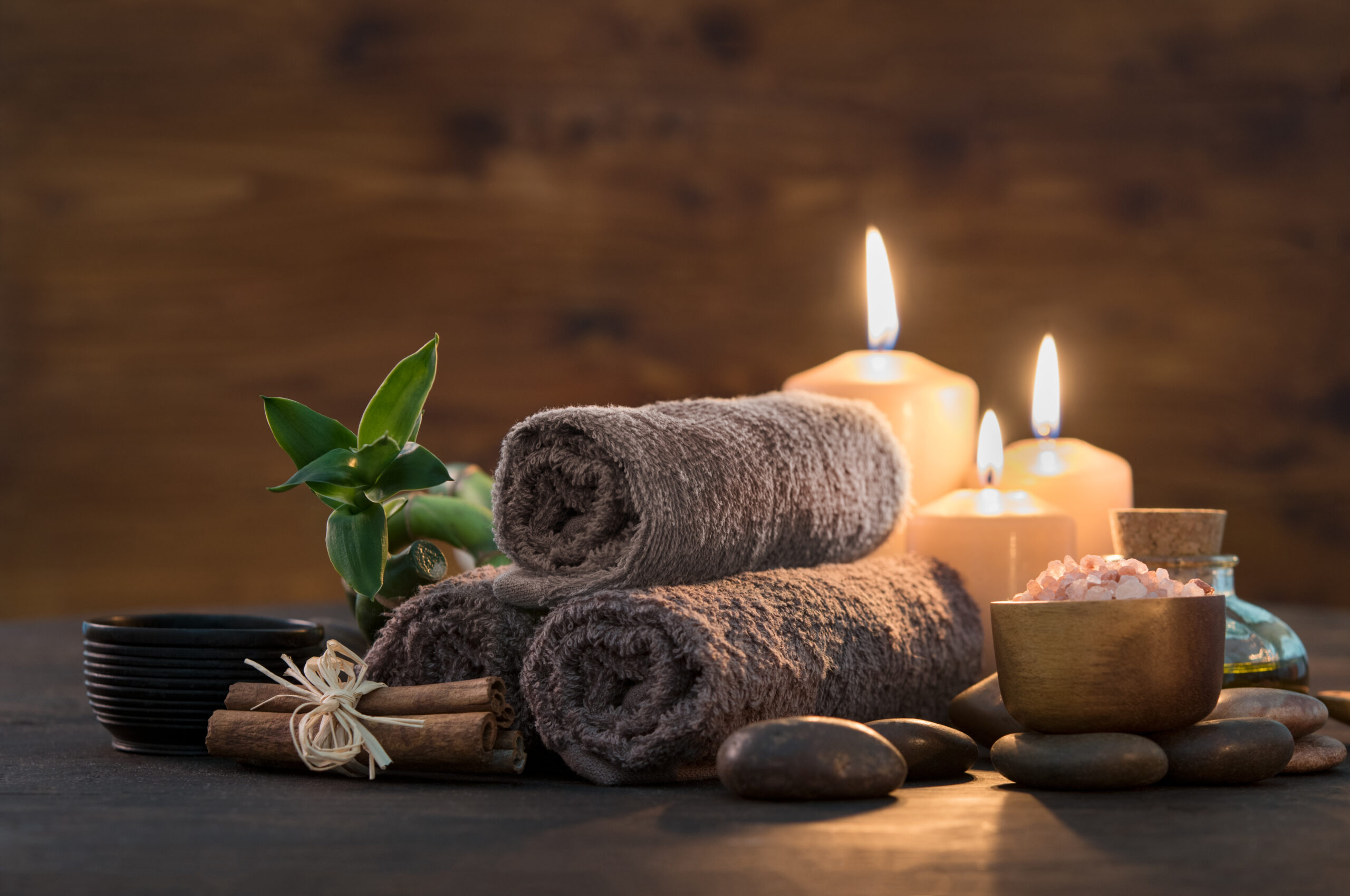 Brown,Towels,With,Bamboo,And,Candles,For,Relax,Spa,Massage